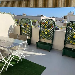 Nid Douillet Sur La Cote D'azur Antibes